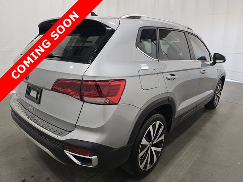 Used 2023 Volkswagen Taos SE w/ Panoramic Sunroof Package FWD image 4