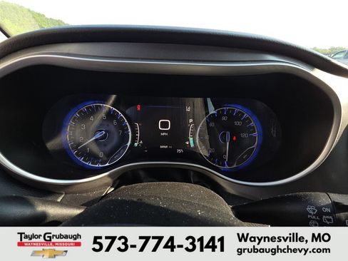 Used 2023 Chrysler Pacifica Touring-L FWD image 9
