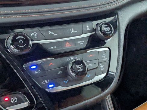 Used 2024 Chrysler Pacifica Pinnacle FWD image 17