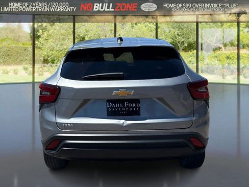 Used 2024 Chevrolet Trax LS w/ Driver Confidence Package FWD image 4