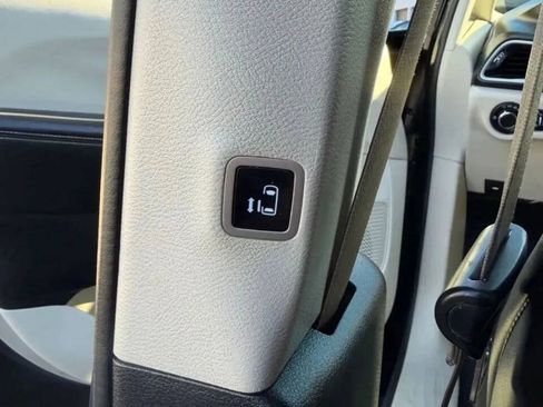 Used 2020 Chrysler Voyager Lxi FWD image 29