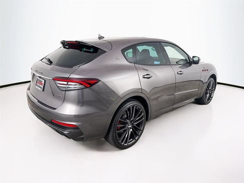 Used 2022 Maserati Levante Trofeo image 7