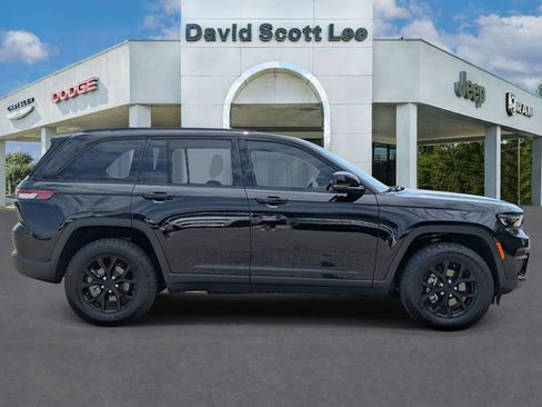 Used 2025 Jeep Grand Cherokee Altitude RWD image 6