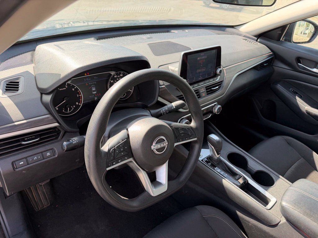 Used 2025 Nissan Altima 2.5 SV FWD image 13