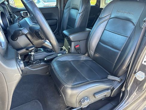Used 2018 Jeep Wrangler Unlimited Sahara AWD/4WD image 11