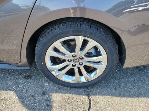 Used 2023 Toyota Sienna Platinum FWD image 39