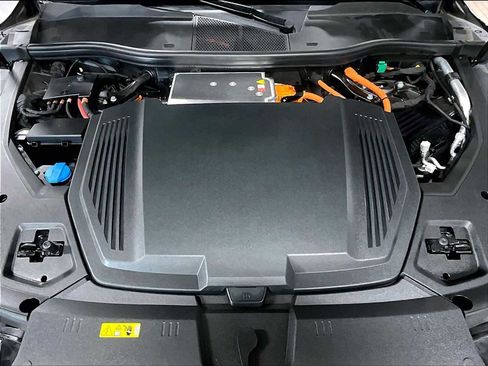 Used 2022 Audi e-tron Premium Plus image 37