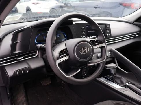 Used 2024 Hyundai Elantra SE FWD image 7