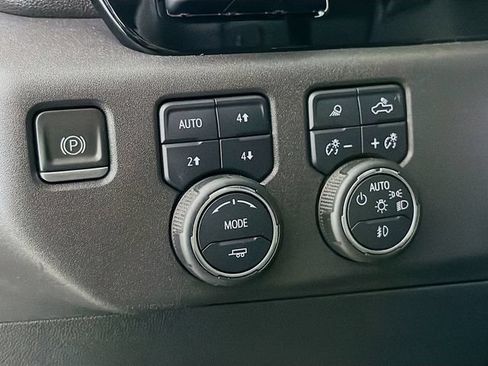 Used 2023 Chevrolet Silverado 1500 ZR2 w/ Technology Package AWD/4WD image 10