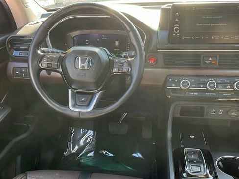 Used 2025 Honda Pilot Elite image 4