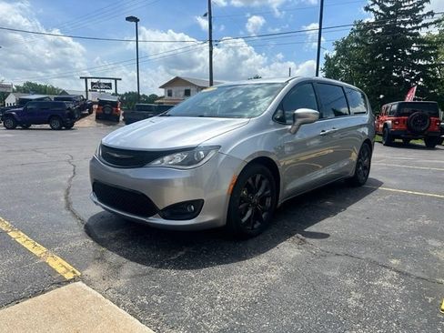 Used 2018 Chrysler Pacifica Touring Plus w/ S Appearance Package FWD image 3