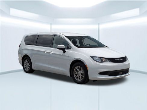 Used 2023 Chrysler Voyager LX FWD image 8