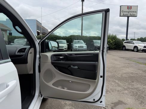 Used 2020 Dodge Grand Caravan SXT FWD image 28