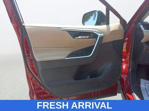 Used 2021 Toyota RAV4 XLE w/ Convenience Package FWD image 17