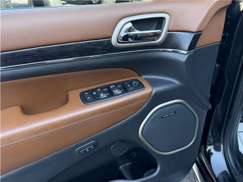 Used 2016 Jeep Grand Cherokee Summit w/ Platinum Series Group image 17