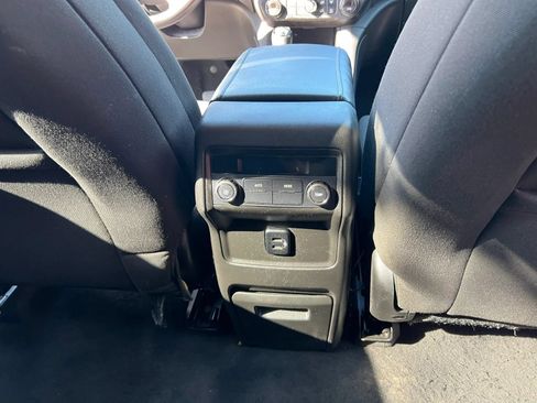 Used 2017 GMC Acadia SLE FWD image 18