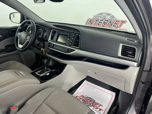 Used 2019 Toyota Highlander AWD V6 image 12