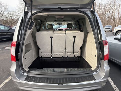Used 2013 Chrysler Town & Country Touring image 9