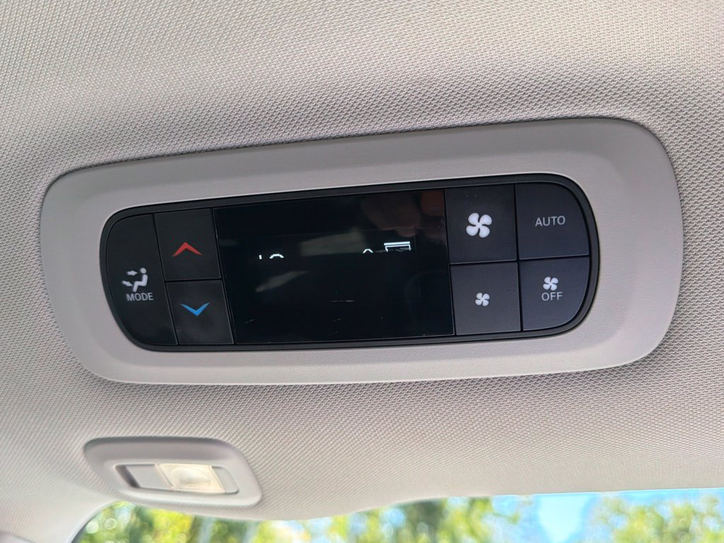 Used 2023 Chrysler Pacifica Limited FWD image 23