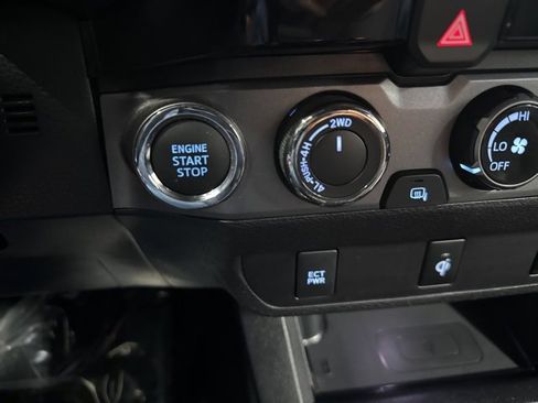 Used 2017 Toyota Tacoma TRD Off-Road image 17