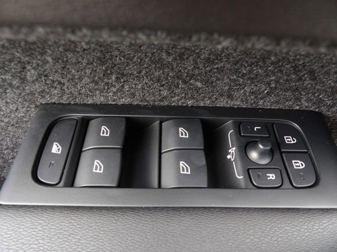 New 2026 Volvo XC40 B5 Core w/ Climate Package image 9