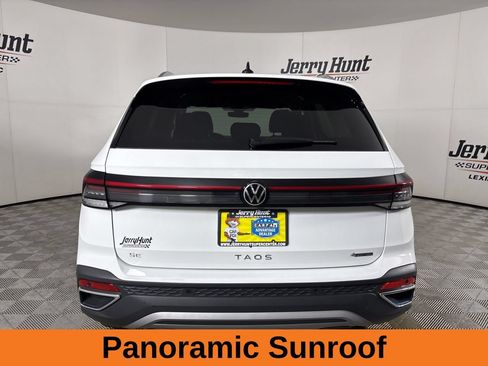 Used 2025 Volkswagen Taos SE w/ Panoramic Sunroof Package AWD/4WD image 7