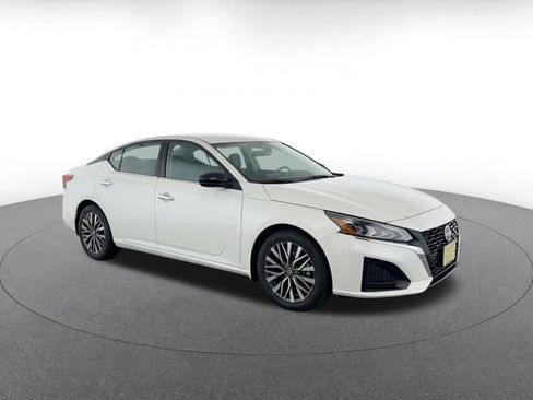 Used 2025 Nissan Altima 2.5 SV FWD image 3