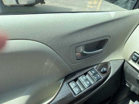 Used 2015 Toyota Sienna XLE image 31