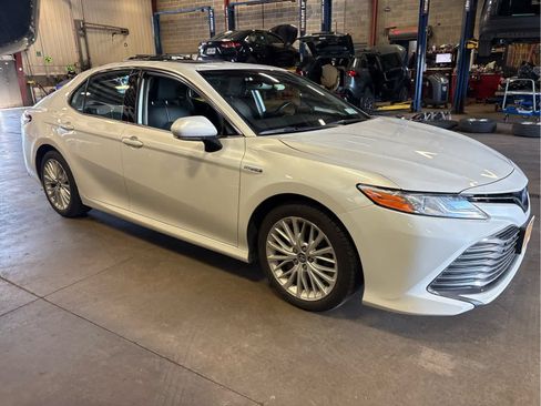 Used 2020 Toyota Camry XLE w/ Sunroof Package FWD image 2