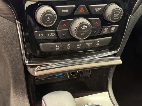 Used 2019 Jeep Grand Cherokee Altitude AWD/4WD image 15