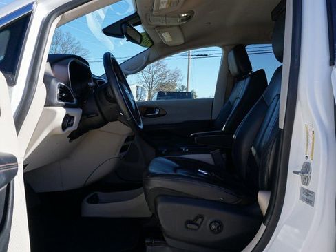 Used 2017 Chrysler Pacifica Touring-L w/ Tire & Wheel Group image 19