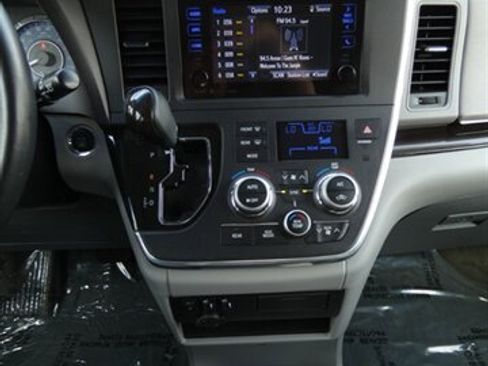 Used 2017 Toyota Sienna XLE FWD image 32