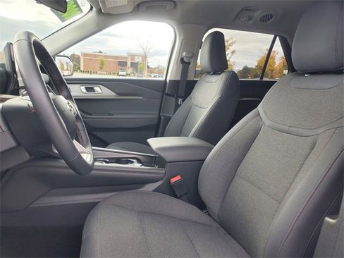 Used 2025 Ford Explorer Active image 12