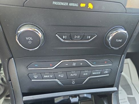 Used 2020 Ford Edge SE image 26