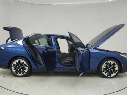 Used 2025 BMW 540i xDrive image 70