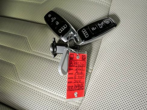 Used 2021 Audi e-tron Prestige w/ Prestige Package image 27