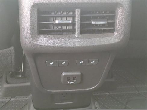 Used 2023 Chevrolet Equinox Premier image 16