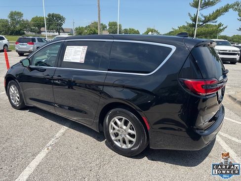 Used 2024 Chrysler Pacifica Touring-L FWD image 19