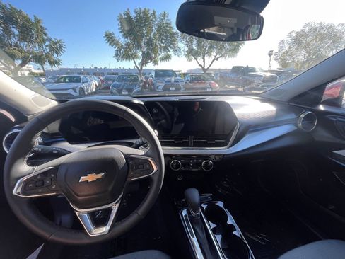 Used 2025 Chevrolet Trax LT w/ LT Convenience Package image 34