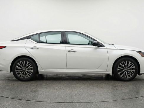 Used 2025 Nissan Altima 2.5 SV FWD image 11