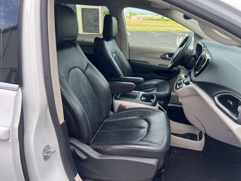 Used 2022 Chrysler Pacifica Touring-L FWD image 22