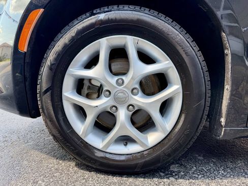 Used 2017 Chrysler Pacifica Touring-L Plus FWD image 26