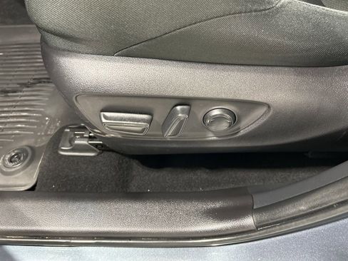 Used 2022 Toyota Venza LE image 11