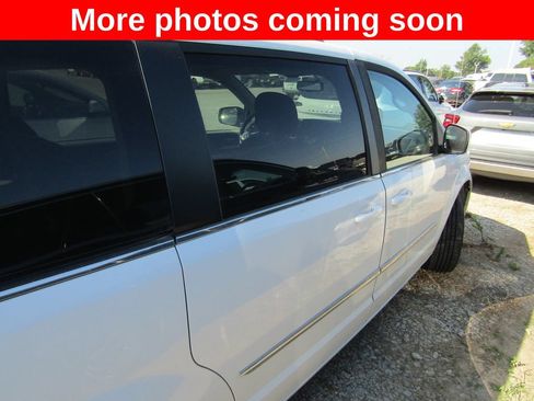 Used 2016 Chrysler Town & Country Touring FWD image 6