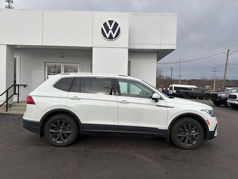 Used 2024 Volkswagen Tiguan SE image 3