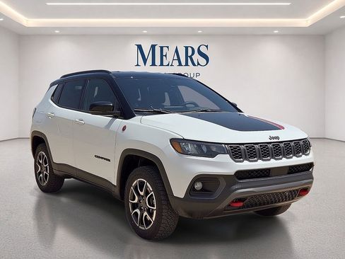 Used 2025 Jeep Compass Trailhawk AWD/4WD image 7