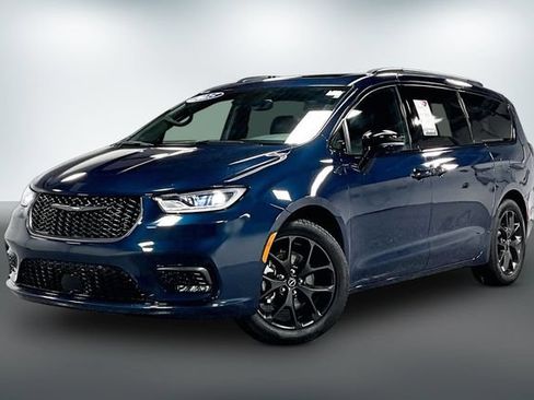Used 2025 Chrysler Pacifica Limited FWD image 3