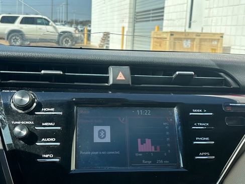 Used 2018 Toyota Camry LE image 11