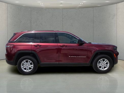 Used 2024 Jeep Grand Cherokee Laredo RWD image 2