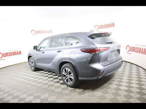 Used 2024 Toyota Highlander XLE FWD image 11